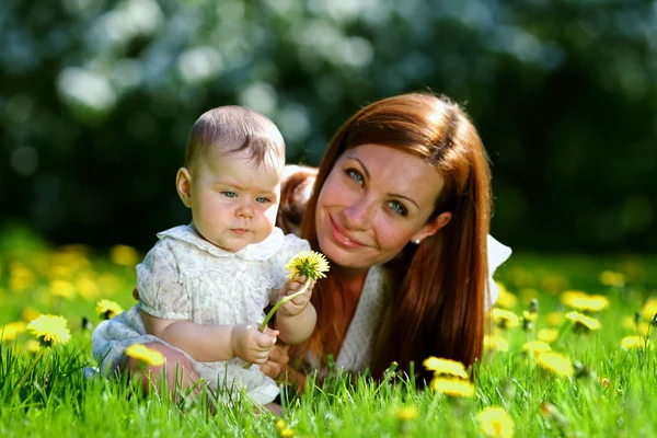 Matka i córka na zielonej trawie — Zdjęcie stockowe