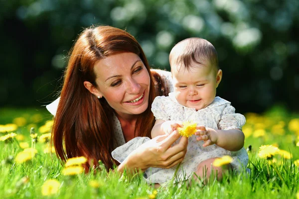 엄마와 딸 푸른 잔디에 — 스톡 사진