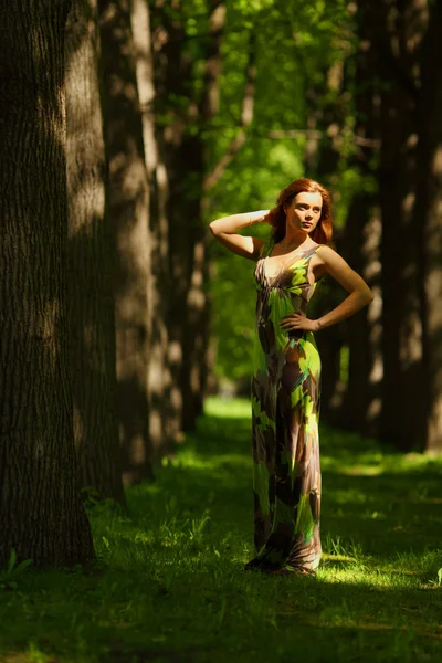 绿树成荫的公园小巷里的女人 — 图库照片