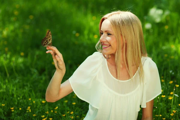 Kobieta z motyl — Zdjęcie stockowe