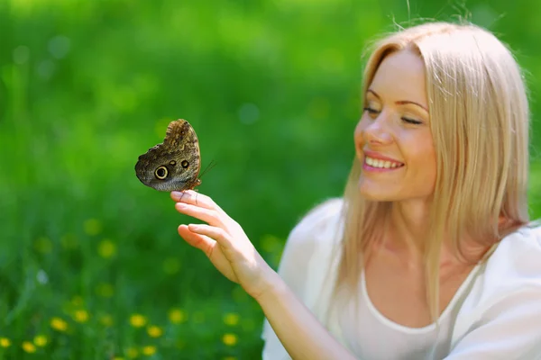 女人玩着一只蝴蝶 — 图库照片