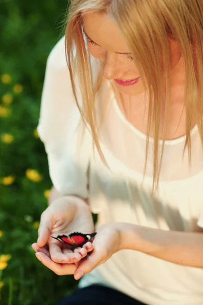 Vrouw spelen met een vlinder — Stockfoto