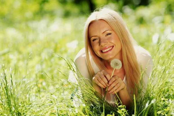 Chica con diente de león — Foto de Stock