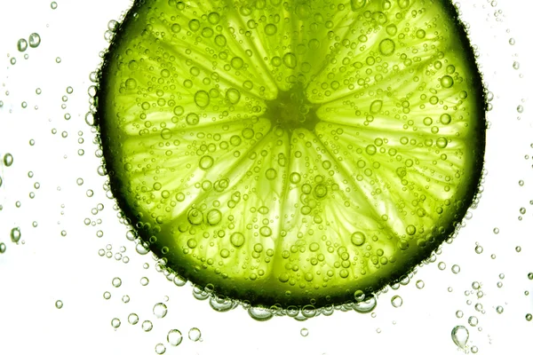 Lime skiva i vatten — Stockfoto