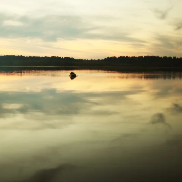Ηλιοβασίλεμα στη λίμνη — Φωτογραφία Αρχείου