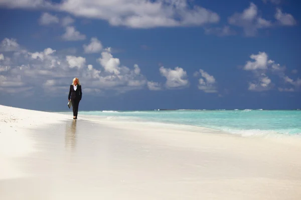 Zakenvrouw op de oceaan kust — Stockfoto