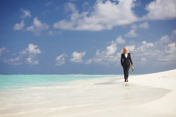 Mujer de negocios en la costa del océano — Foto de Stock