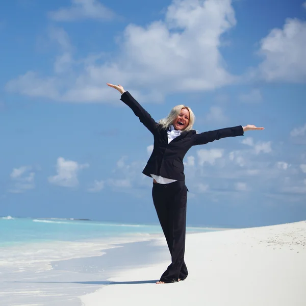 Glad affärskvinna på havet kusten — Stockfoto
