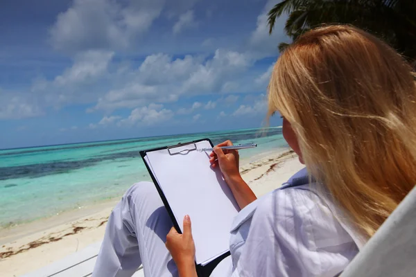 Mujer de negocios tropical con papel en blanco —  Fotos de Stock