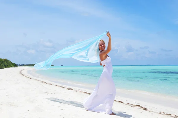 Mulher na praia — Fotografia de Stock