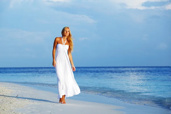 Woman on the ocean coast — Stok fotoğraf