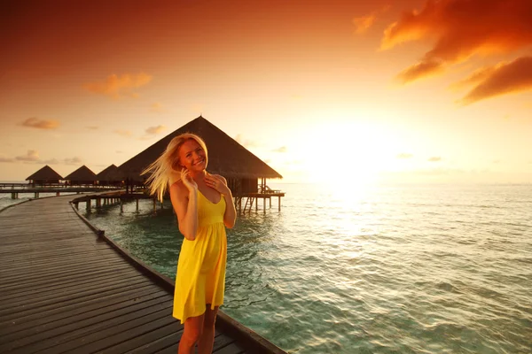 Žena v šatech na maledivské sunset — Stock fotografie