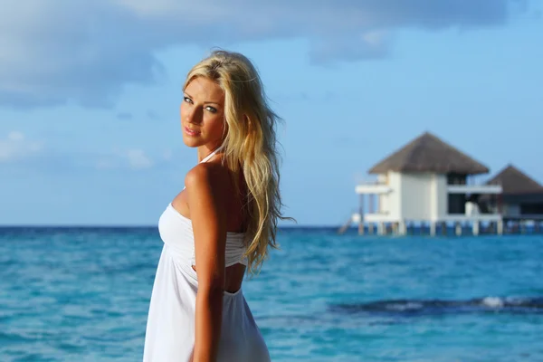 Vrouw op tropisch strand — Stockfoto