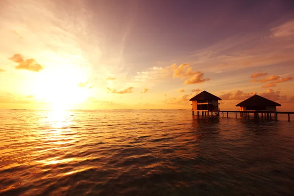 Maldivische huizen op zonsopgang — Stockfoto