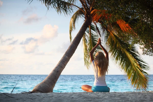 Yoga woman under palm — Stock Photo, Image