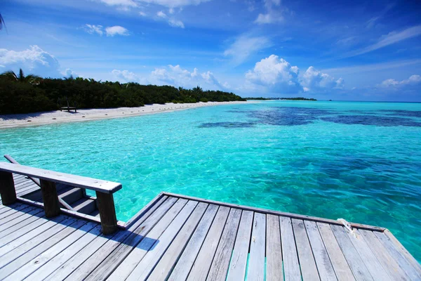 Mavi denizdeki tatil beldesi maldivian evleri — Stok fotoğraf