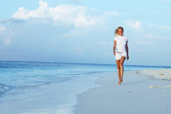 Glückliche tropische Mädchen laufen — Stockfoto