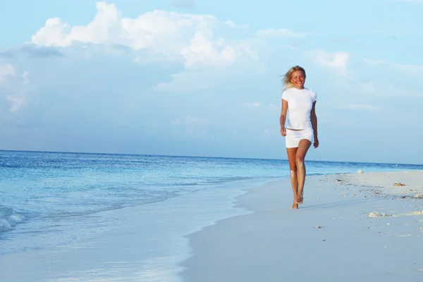 Felice corsa ragazza tropicale — Foto Stock