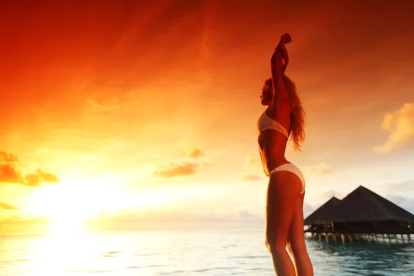 Жінка в сукні на мальдівському заході сонця — стокове фото