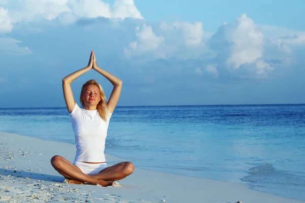 Yoga-Frau an der Küste — Stockfoto