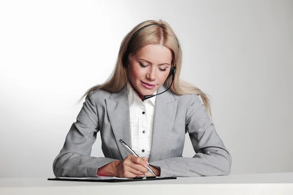 Zakelijke vrouw schrijven in notebook — Stockfoto