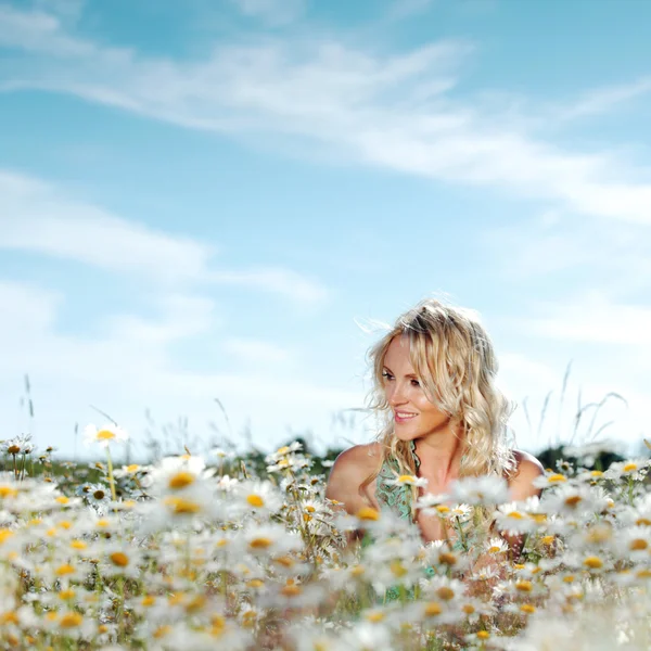 Girl on the daisy flowers field — Stock Photo, Image