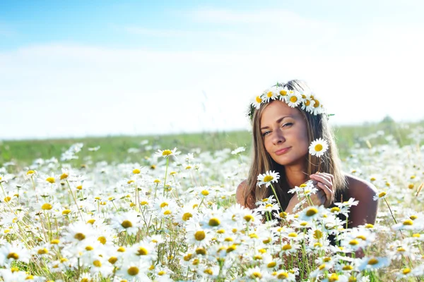Mädchen auf dem Gänseblümchenblumenfeld — Stockfoto