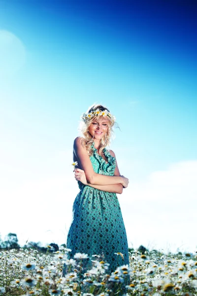 デイジーの花のフィールドにドレスの女の子 — ストック写真