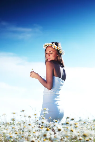 Κορίτσι στο φόρεμα στο πεδίο λουλούδια μαργαρίτα — Φωτογραφία Αρχείου