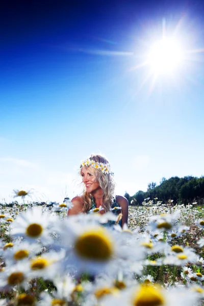 Dziewczyna w sukience na polu kwiaty stokrotka — Zdjęcie stockowe