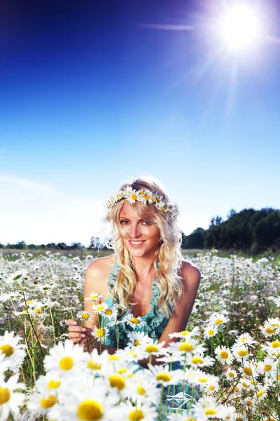Дівчина в сукні на ромашковому полі квітів — стокове фото