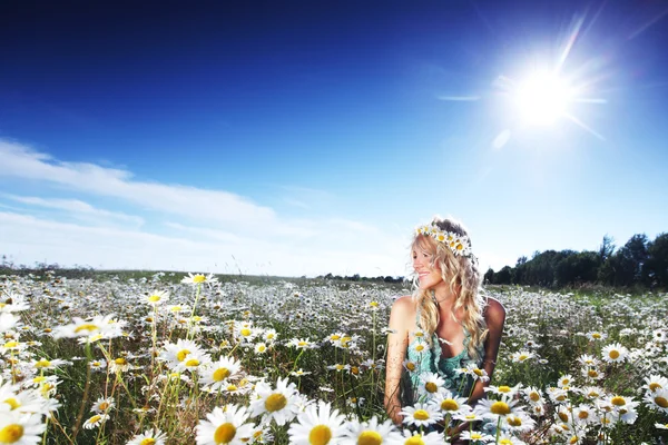 Chica en vestido en el campo de flores de margarita —  Fotos de Stock