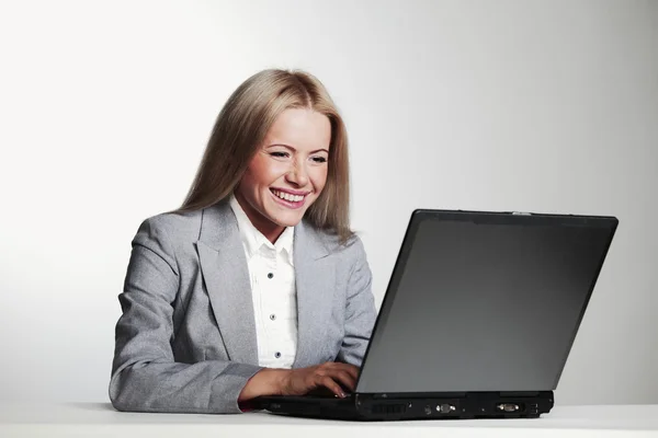 Ділова жінка працює на ноутбуці — стокове фото