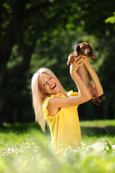 Mulher dachshund em seus braços — Fotografia de Stock