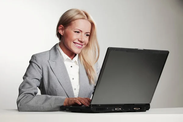 Geschäftsfrau arbeitet am Laptop Stockfoto