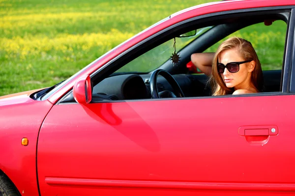 Kvinna i röd bil — Stockfoto