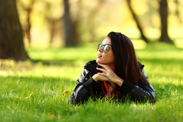 Žena na zelené trávě — Stock fotografie