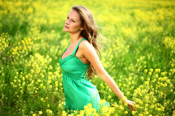 Mulher no campo de oleaginosas — Fotografia de Stock