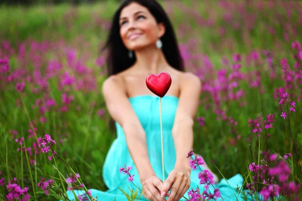 Kvinna på blomma fält — Stockfoto