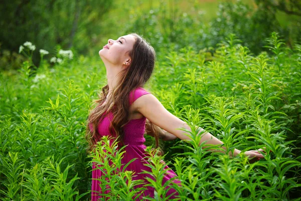 緑の芝生のフィールド上の女性 — ストック写真
