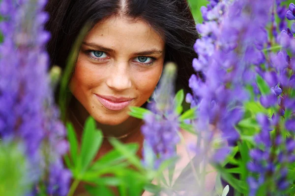 Woman on pink flower field — Stock Photo, Image