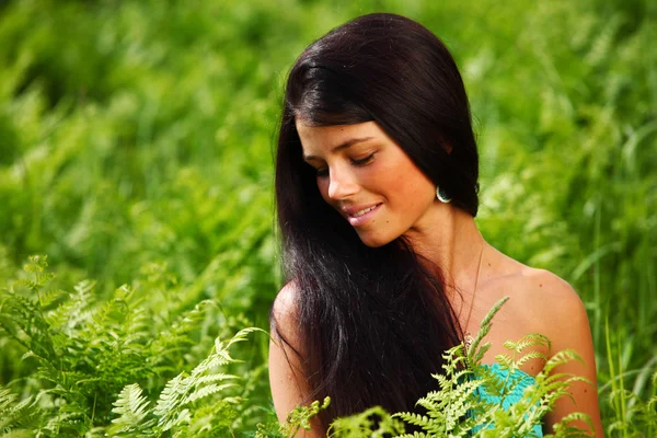 꽃밭에 있는 여자 — 스톡 사진