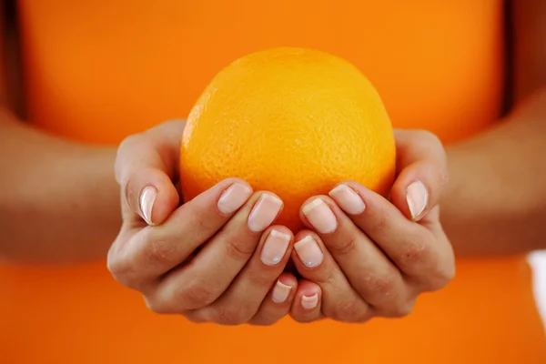 在女人手中的橙色 — 图库照片
