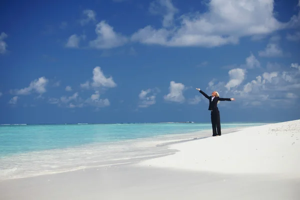 海の海岸に幸せなビジネスの女性 — ストック写真