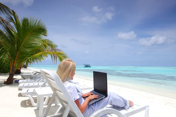 Tropische zakenvrouw met laptop — Stockfoto