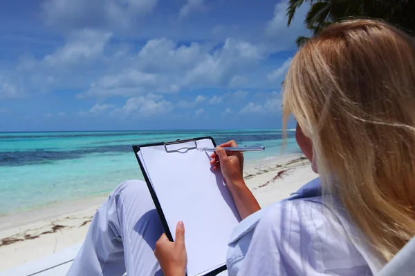 Tropische Geschäftsfrau mit leerem Papier — Stockfoto