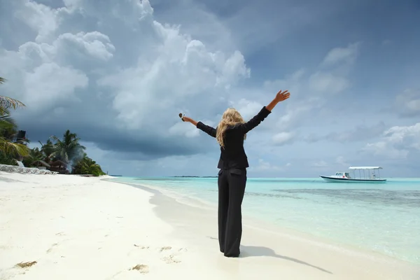 Щаслива бізнес-леді на узбережжі океану — стокове фото