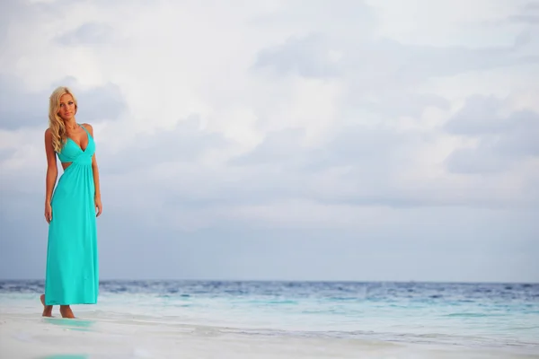 Woman on the ocean coast — Stockfoto