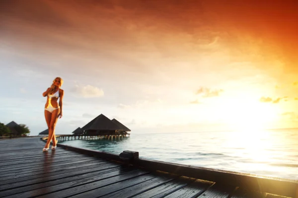 Maldivlere Sunset'teki içinde bir kadın — Stok fotoğraf