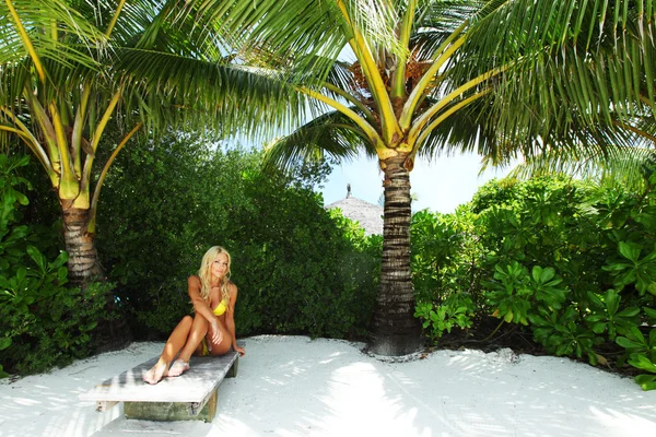 Tropikal kadına lounge — Stok fotoğraf